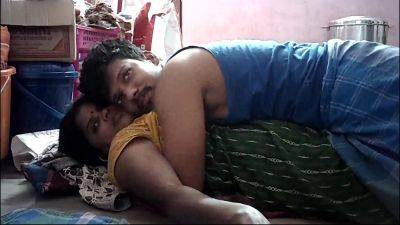 Indian House Wife Hot Kissing In Husband - India on vidgratis.com