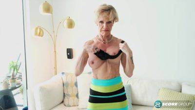 A Swinging 56-Year-Old Makes Herself Cum on vidgratis.com