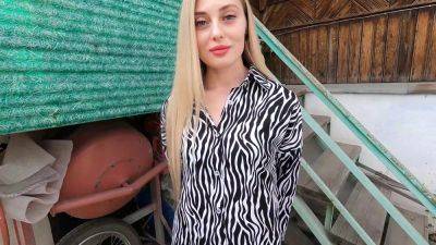 Russian blonde gave a blowjob and framed her pussy for a discount for home repairs. - Russia on vidgratis.com