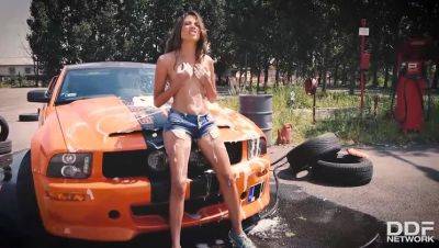 Baby Nicols' Auto Wash Fingering - Shaved Brunette on vidgratis.com