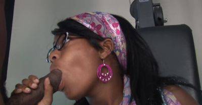 Ebony teen throats the BBC wet before letting it work her muff on vidgratis.com