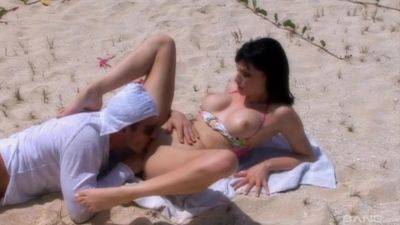 Erotic play by the beach with a random man set to fuck her like crazy on vidgratis.com