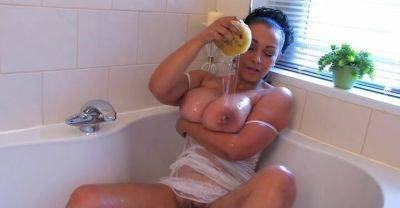 MILF with huge tits pays naughty in a warm bathtub home solo - Britain on vidgratis.com