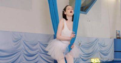 Adorable young ballerina plays by herself in seductive solo kinks on vidgratis.com