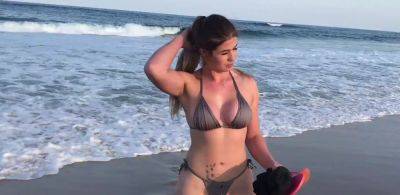 Blonde girl on the beach having sex with her fan on vidgratis.com