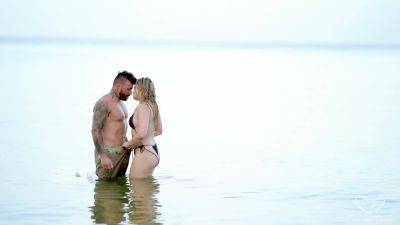 Fucked Hard In The Ocean With Charlie Forde on vidgratis.com