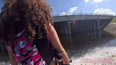 Willow Ryder's Big Bubble Butt Rides My Huge Dick on a Jet-Ski on vidgratis.com