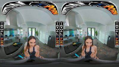 Sera Ryder gets breakfast from a virtual POV dick in VR! on vidgratis.com