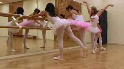 Needy ballerinas are enjoying a nice oral play on the dance floor on vidgratis.com