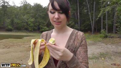 Amateur porn video in the park: Carl & Brunette Cheyenne with piercing on vidgratis.com