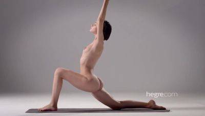 Ariel's Nude Fitness Inspiration on vidgratis.com