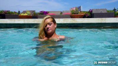 Big Tits, A Bikini And A Pool on vidgratis.com