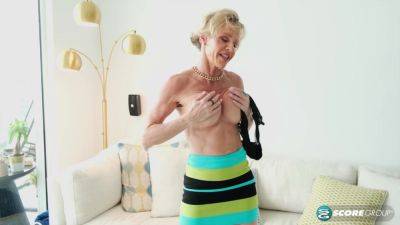 A Swinging 56-Year-Old Makes Herself Cum on vidgratis.com