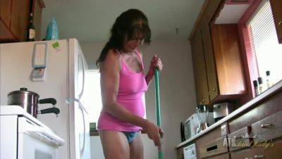 Melissa Taylor's Nude Cleaning Pleasure on vidgratis.com