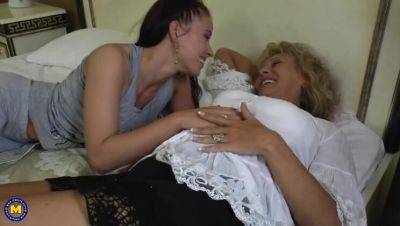 Mature Lesbians Isadora and Malinde: A Blonde and Brunette Playtime on vidgratis.com