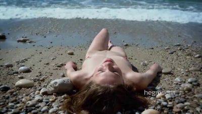 Cindy at the Nude Beach Alone on vidgratis.com