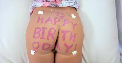 Sensual beauty creamed well after enjoying her birthday present on vidgratis.com