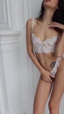 Lingerie White Brunette Long Legs - Sex Cam on vidgratis.com