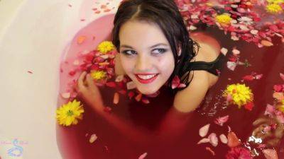 Anika Bath on vidgratis.com