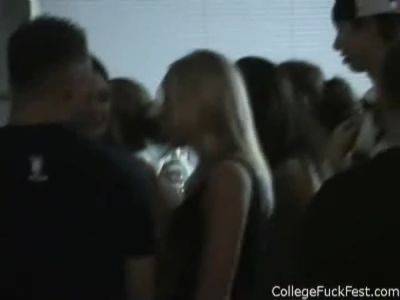Kissing coed teens get busy in amateur party on vidgratis.com