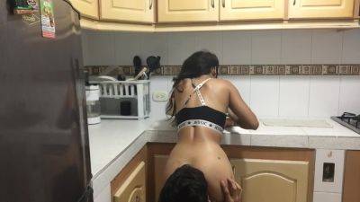 Im In The Kitchen Washing The Dishes My Boyfriend Arrives Very Hot His Penis Hits Me He Takes Of on vidgratis.com