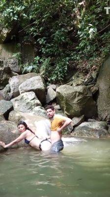 Im Out For A Walk With My Neighbor And I Fuck Her In The River on vidgratis.com