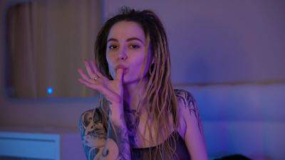 Babe With Dreadlocks And Tattoos Plays With Pussy While Is Home on vidgratis.com