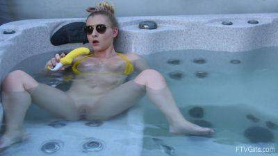 Sweet blonde inserts big dildo in her shaved pussy while in the pool on vidgratis.com