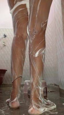 Hot Indian Wife Taking Bath - India on vidgratis.com