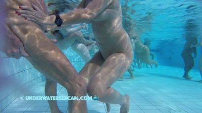 Hot Older Couple Arouses Each Other Underwater on vidgratis.com