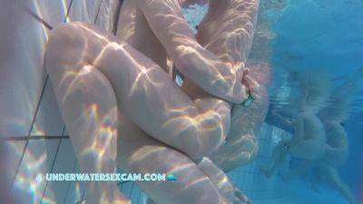Hot! Couple Starts Underwater Sex on vidgratis.com