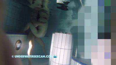Hot Couple Has Underwater Sex In A Corner on vidgratis.com