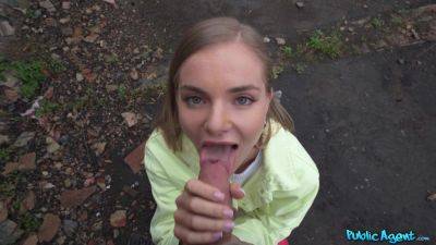 Blue-eyed teen enjoys good cash to put her mouth to work on vidgratis.com