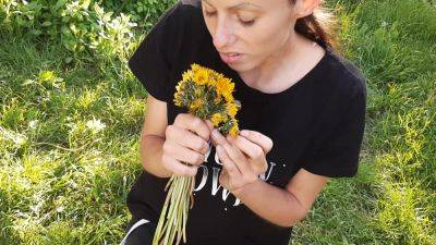 I Gave My Neighbor Flowers And She Thanked Me With Cunnilingus - Lesbian - Candy S on vidgratis.com