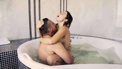 High-End Underwater Blowjob & Anal Sex Video: Alice & Mike's Intimate Encounter on vidgratis.com