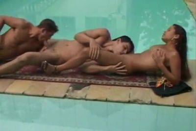 Bisexual Threesome In Swimming Pool on vidgratis.com