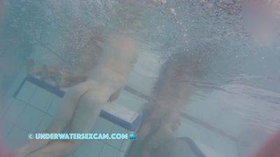 This Young Couple Plays Together Underwater In Front Of Many People on vidgratis.com