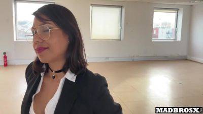 A Real Estate Agent Fucked During A Visit And In The Toilet To Sell Her Property !!! on vidgratis.com