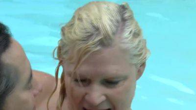 Fuck with Busty Hot Woman in Swimming Pool on vidgratis.com