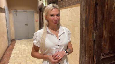 Hot and dangerous blowjob in the toilet of the shopping center from a Russian saleswoman. - Russia on vidgratis.com