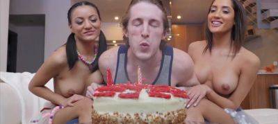 Latin beauties baked a cake and passionately congratulated their friend on his birthday. on vidgratis.com