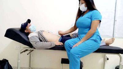 Passionate Latina Doctor Gives Amateur Blowjob to Patient's Small Penis! on vidgratis.com