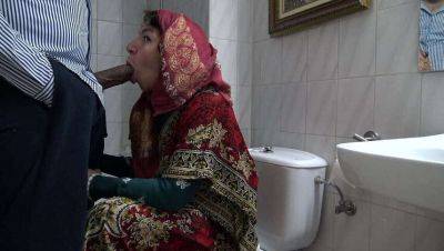 A Raunchy Turkish Muslim Spouse's Encounter with a Black Immigrant in a Public Restroom - Britain - Turkey on vidgratis.com