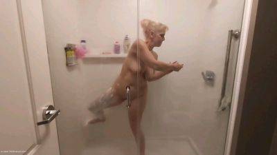 Shaving In The Shower - Usa on vidgratis.com