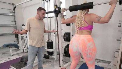 Lucky coach gets to bang his mature client with a massive butt on vidgratis.com