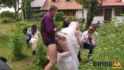 Big ass blondie gets fucked on her wedding day in front of everyone on vidgratis.com