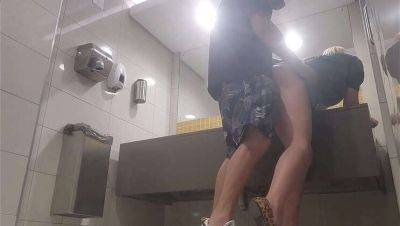 Catching Redsparow and Pssygalore691's public bathroom tryst in the mall while wife shops on vidgratis.com