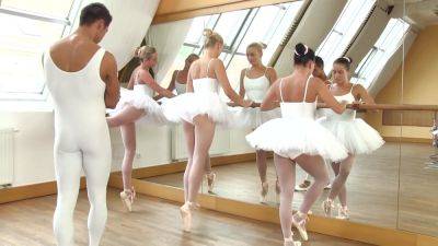 Russian ballerinas share cock on the dance floor - Russia on vidgratis.com