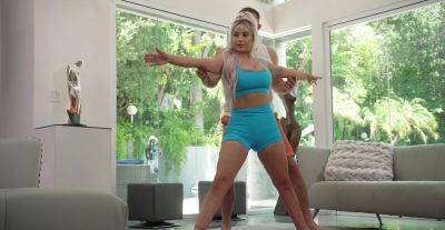 Smashing nude blonde gets personal trainer to fuck her like never before on vidgratis.com