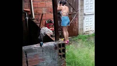 Neighbor Seeks Shelter from Rain, Offers Blowjob in Return on vidgratis.com